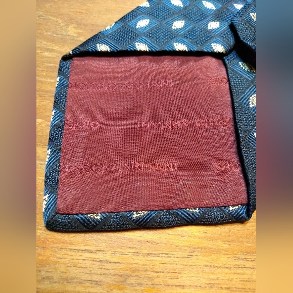 Giorgio Armani Tie; Blue, Grey & Gold Pattern; 100% Silk, Made in Italy - Picture 5 of 6